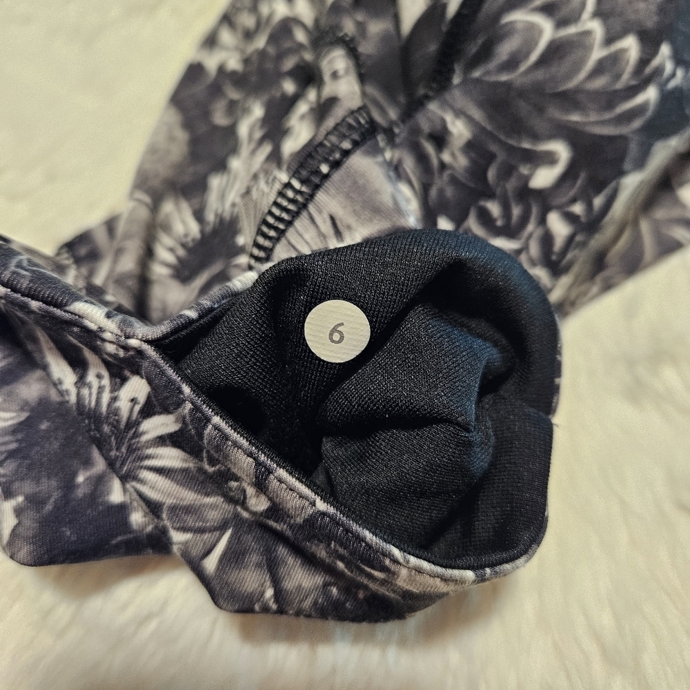 LULULEMON ATHLETICS Wunder Under Crop Leggings Black White Floral SIZE 6 NWOT - Picture 4 of 4
